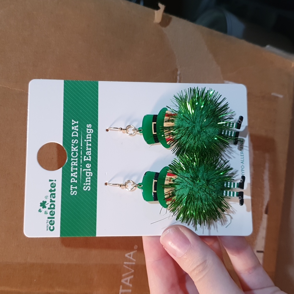 💜 St. Patrick's Day leprechaun earrings NWT